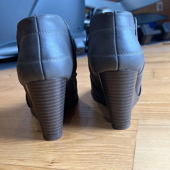 Maurices ankle booties, gray, 6 1/2 - Picture 6 of 6